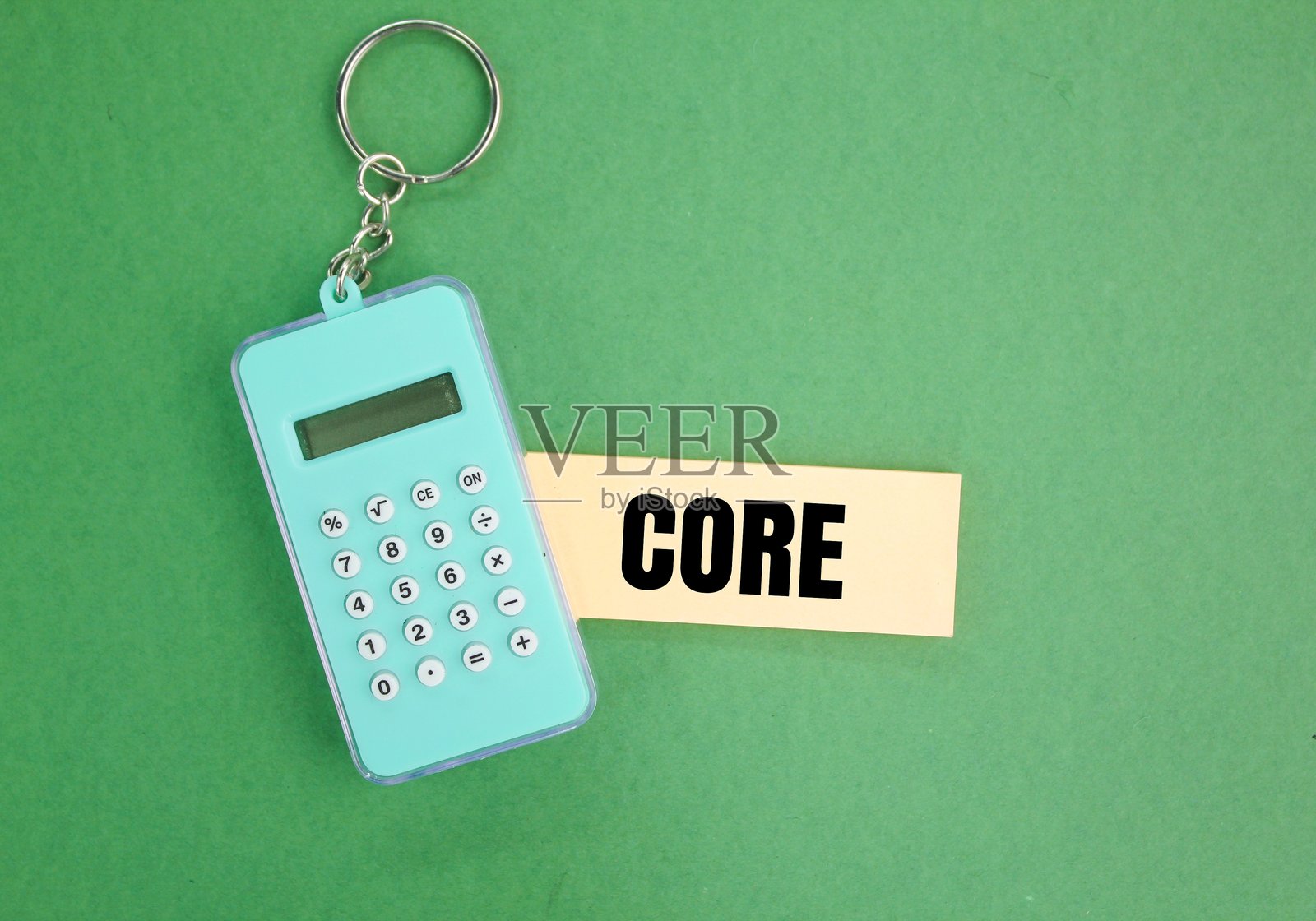 计算器和带有核心词的彩色纸。主要核心概念。各种水果的坚硬中心部分，包含种子。照片摄影图片