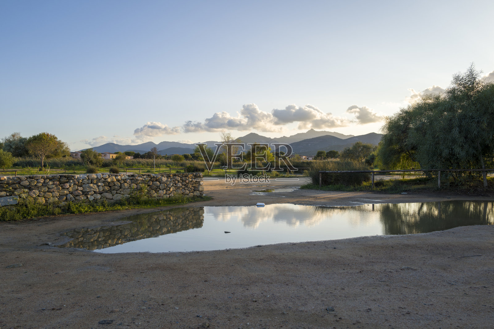 意大利撒丁岛圣特奥多罗的海滩，夏季阳光明媚的日子。照片摄影图片