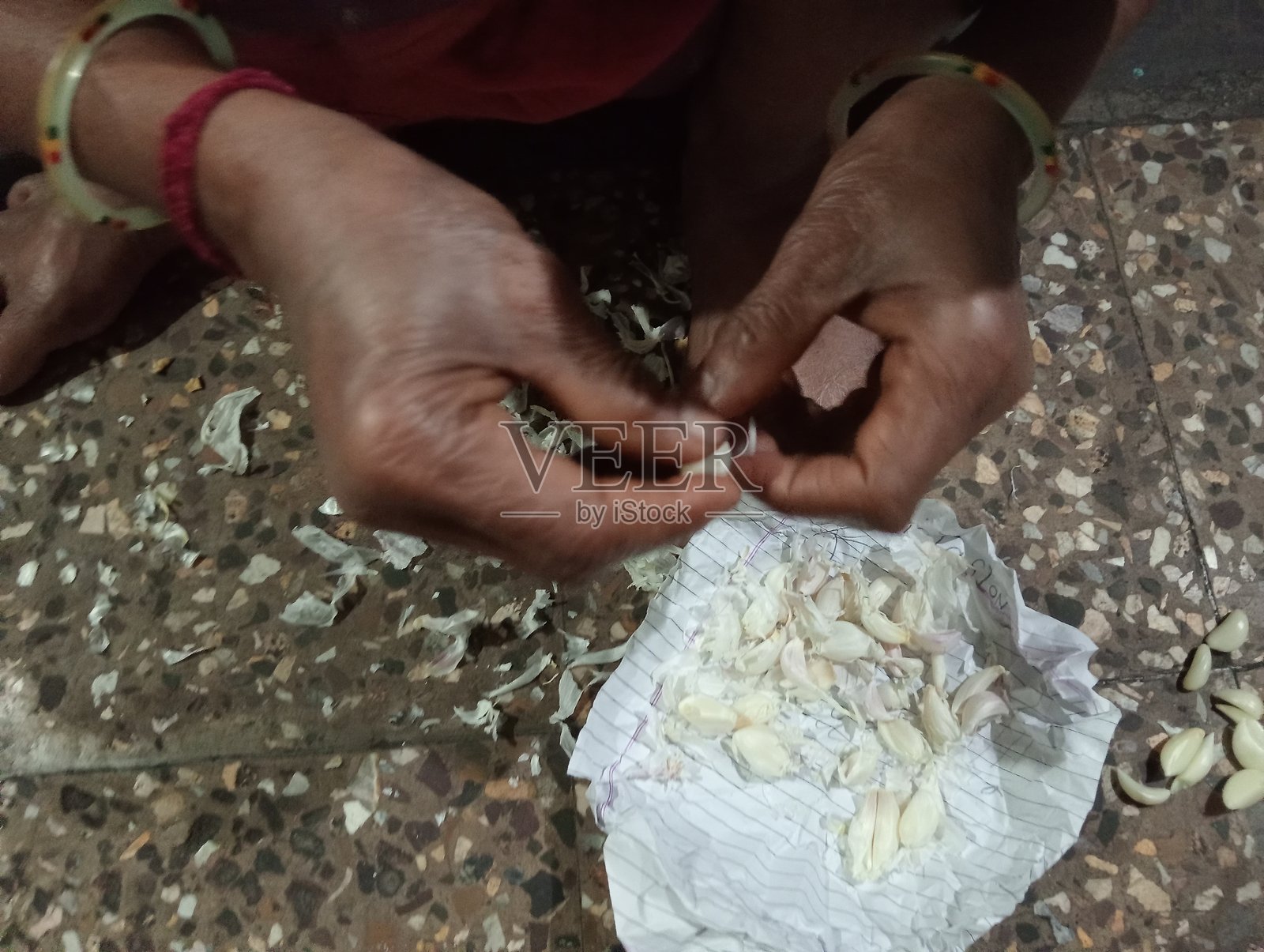 女人的手和大蒜照片摄影图片