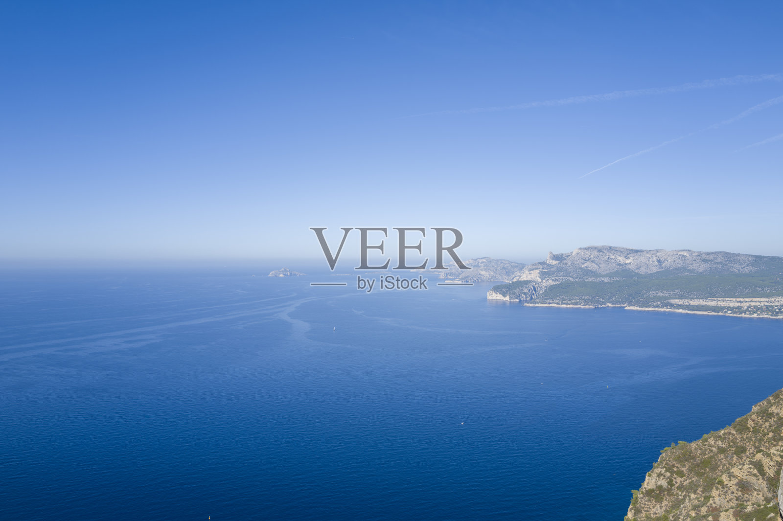 法国普罗旺斯阿尔卑斯蓝色海岸的卡西斯海湾，夏季阳光明媚的日子。照片摄影图片