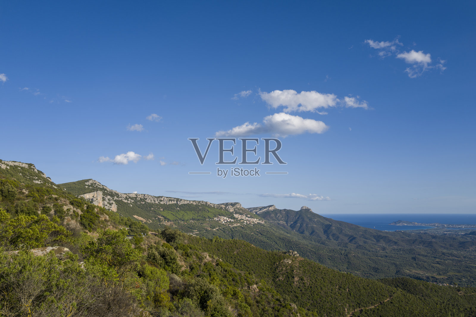 意大利撒丁岛巴乌内和多尔加利之间的山脉与海洋，夏季阳光明媚的日子。照片摄影图片