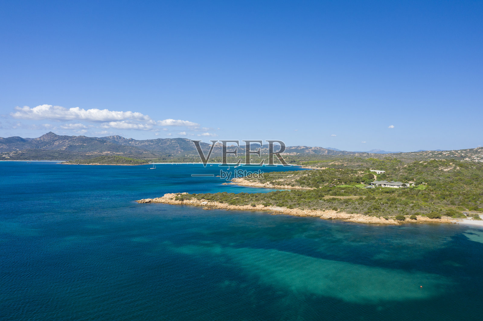 地中海及其在意大利撒丁岛圣特奥多罗的海岸，夏季阳光明媚的日子。照片摄影图片