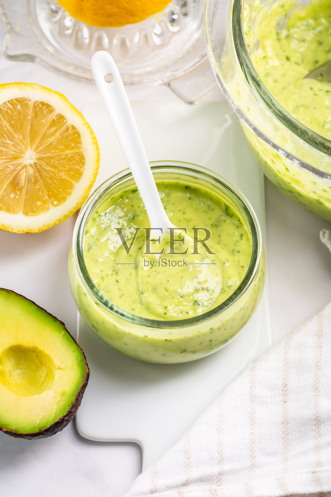 自制鳄梨酸奶酱与厨房桌上的食材照片摄影图片