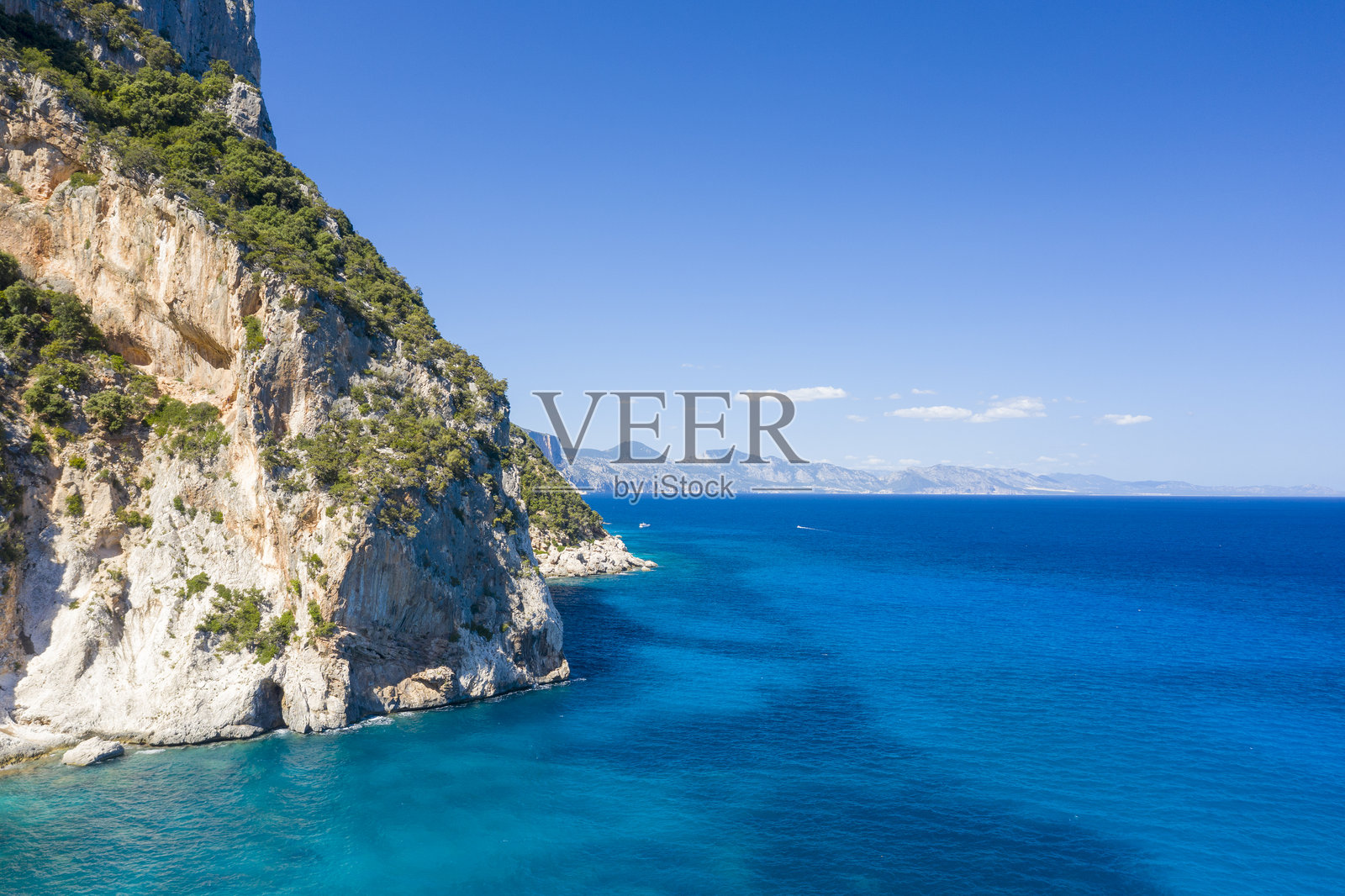 意大利撒丁岛巴乌内的卡拉戈洛里齐海滩周围的悬崖，夏季阳光明媚的日子。照片摄影图片