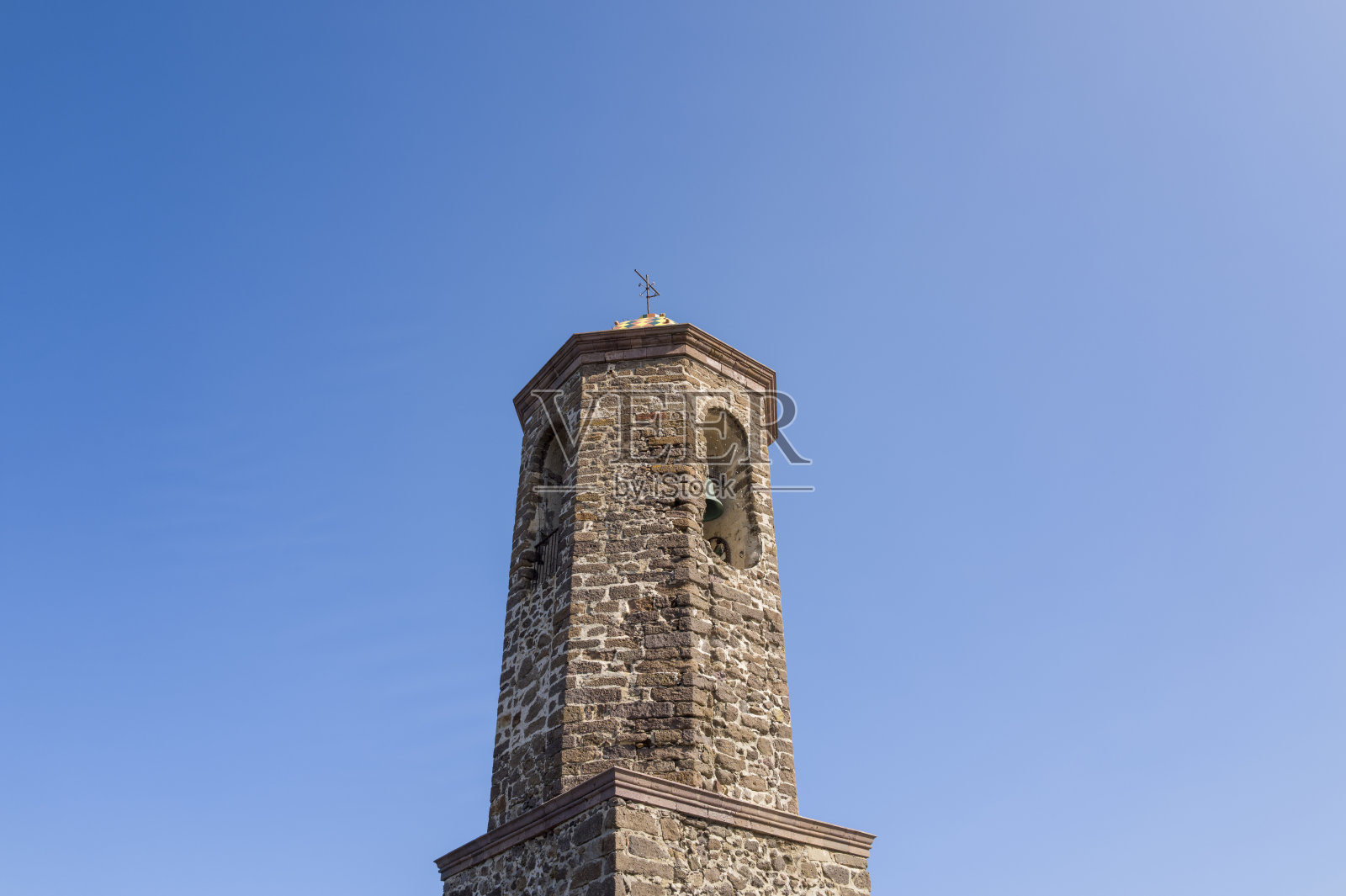 意大利撒丁岛卡斯特尔萨尔多大教堂的塔楼，夏季阳光明媚的日子。照片摄影图片