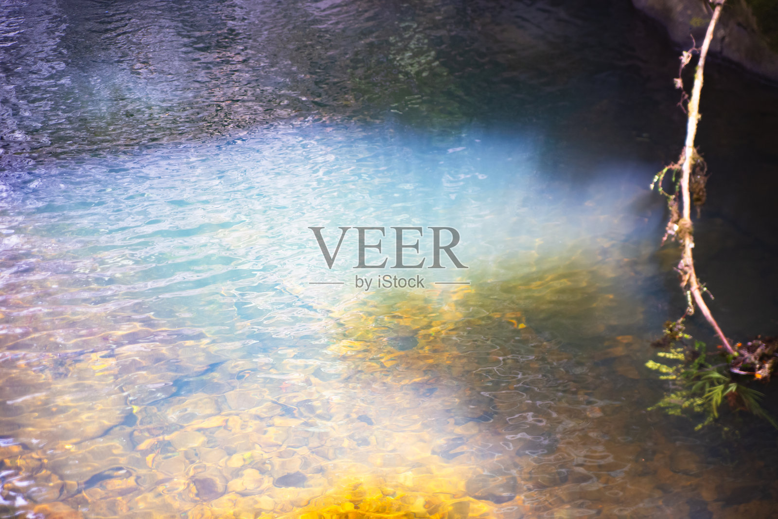 清澈的蓝色河流和深山森林中的池塘，环绕着瀑布。照片摄影图片