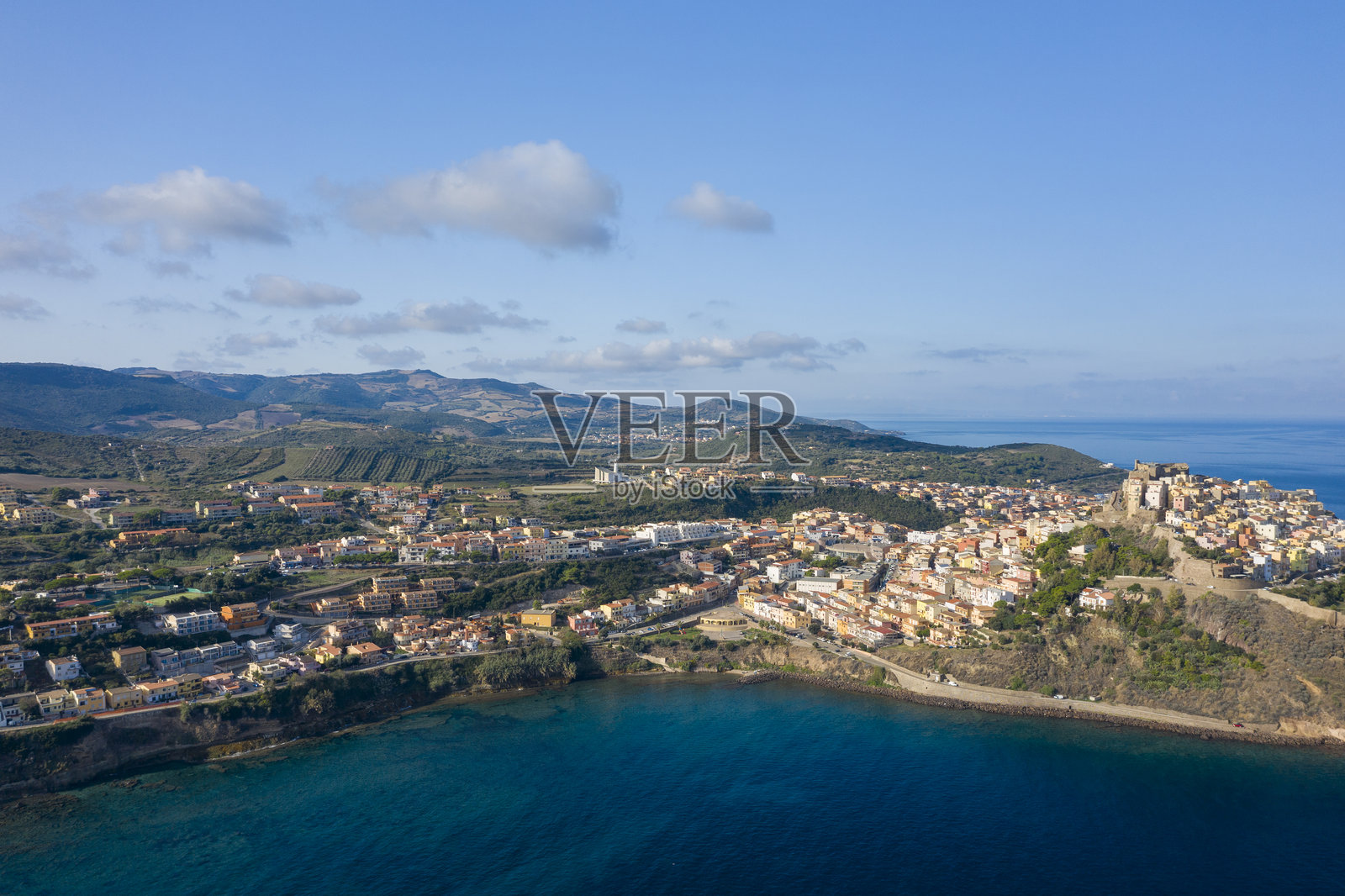 意大利撒丁岛卡斯特尔萨尔多的新城镇，夏天的阳光明媚的一天。照片摄影图片