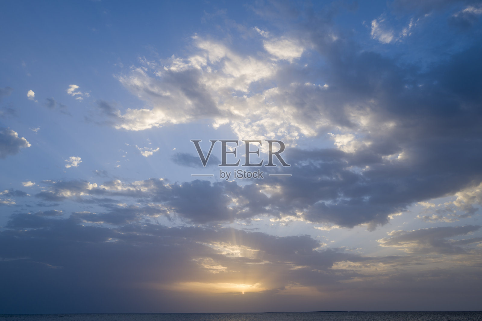 夏季阳光明媚的日子，意大利撒丁岛奥里斯塔诺海面上的日落。照片摄影图片