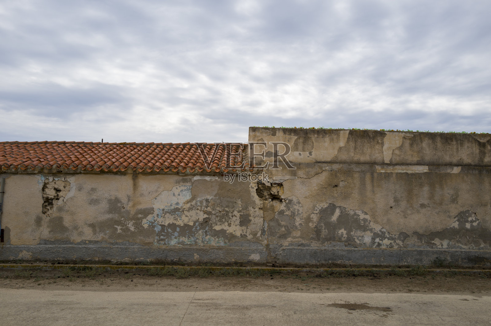 意大利撒丁岛阿西纳拉国家公园一个废弃村庄的建筑，夏天阳光明媚的日子。照片摄影图片