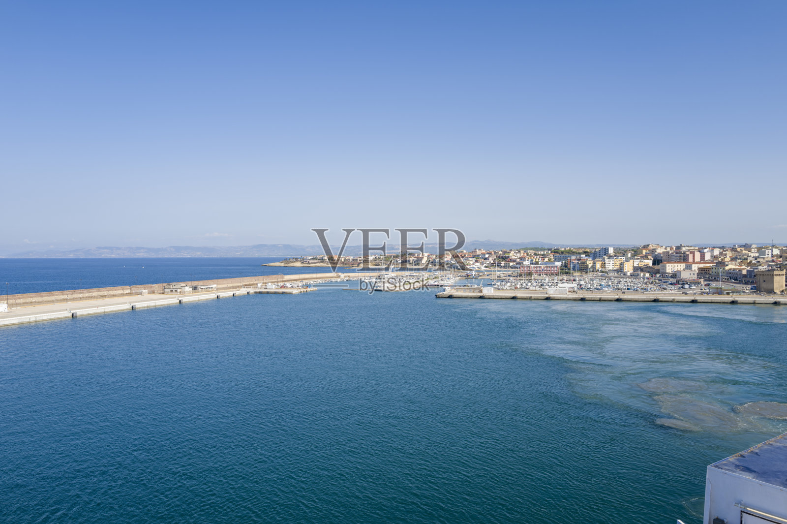 意大利撒丁岛波尔图·托雷斯港口入口的防波堤，夏季阳光明媚的日子。照片摄影图片