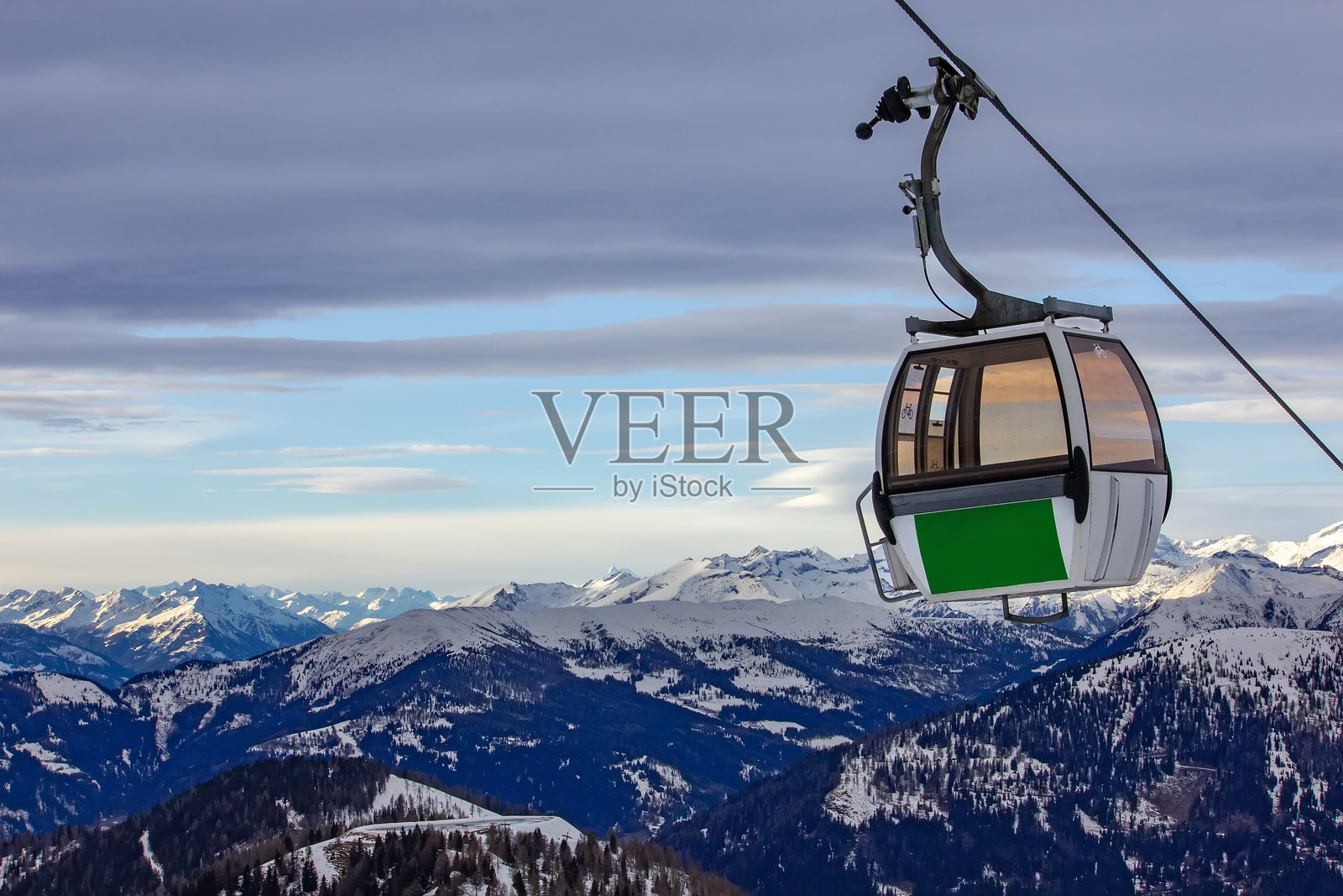 山中风景优美的缆车之旅照片摄影图片