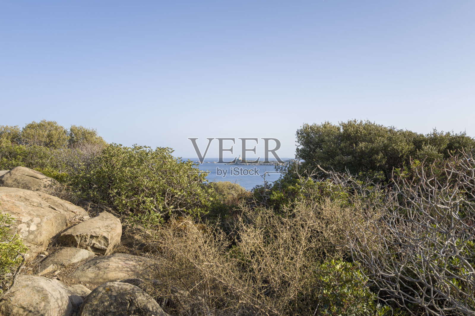 意大利撒丁岛卡拉卡特里纳的波尔图吉翁科海滩周围的海洋，夏季阳光明媚的日子。照片摄影图片