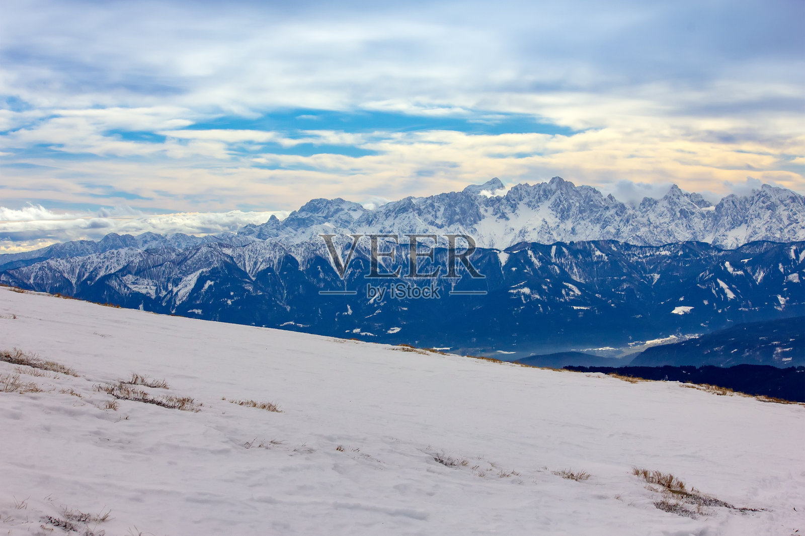 蓝天下的雪山峰照片摄影图片