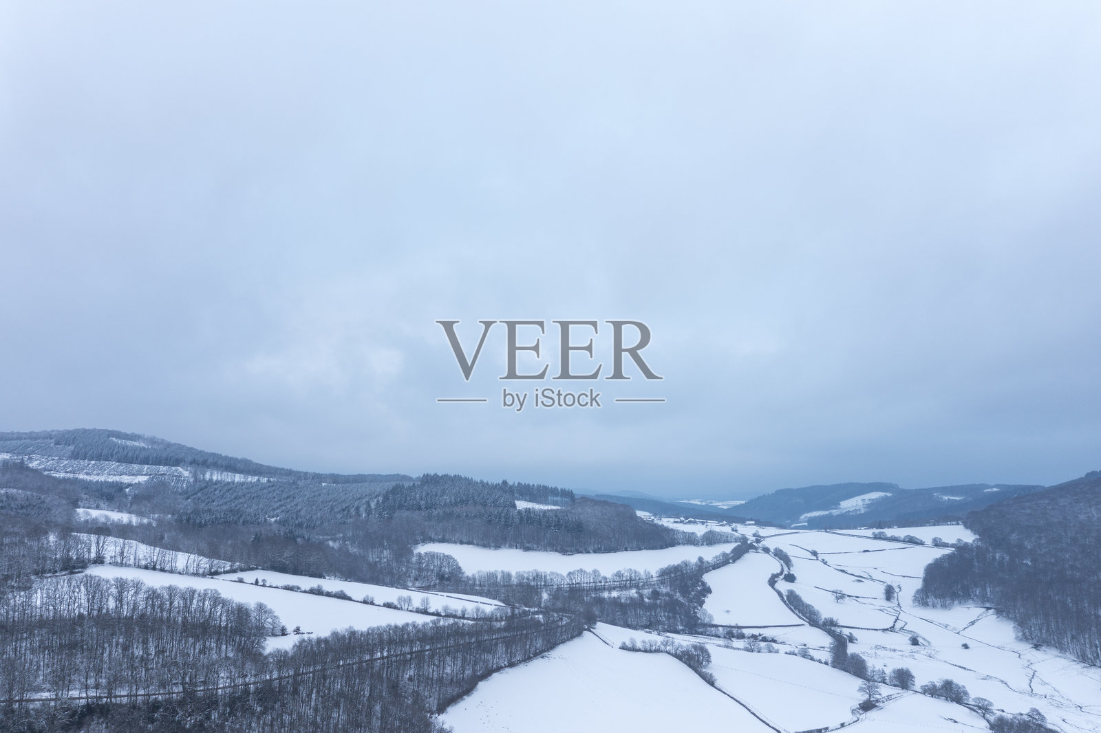 法国勃艮第弗朗什-孔泰地区的莫尔万，夏季阳光明媚的一天，覆盖着雪。照片摄影图片