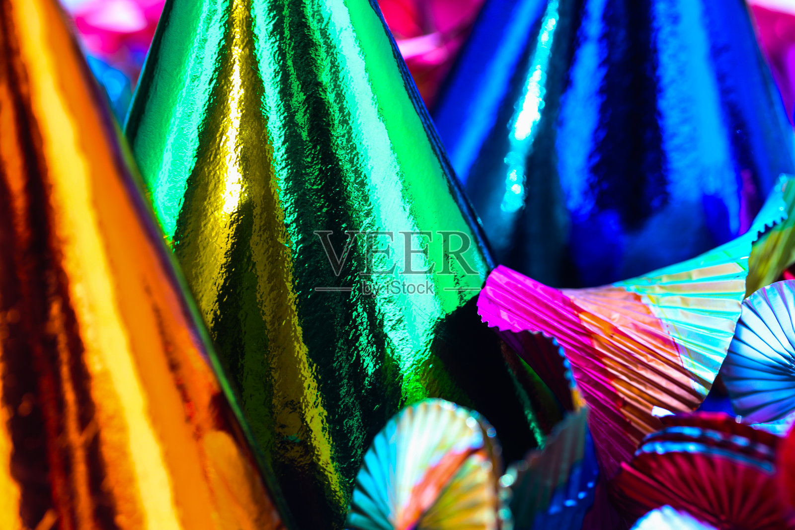 五彩缤纷的派对帽与花环，狂欢节时光照片摄影图片