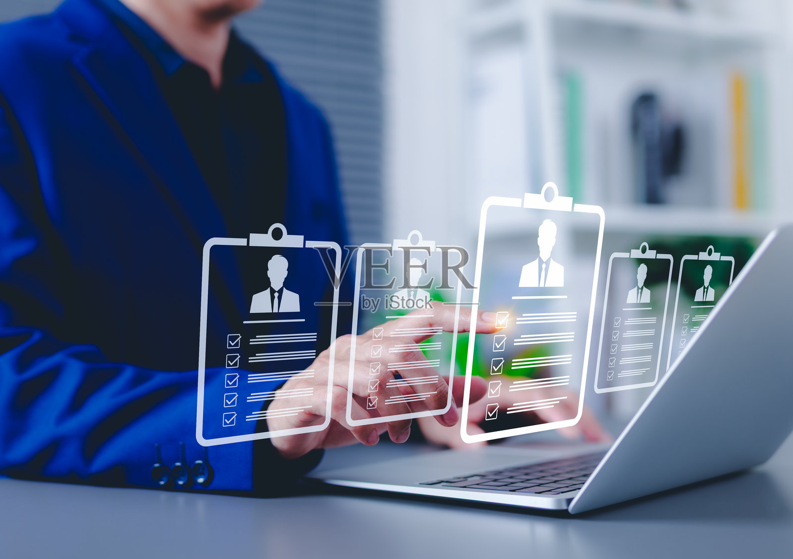招聘与候选人筛选概念。商人与笔记本电脑上的多个候选人资料的数字界面互动。代表在线招聘、人力资源技术、招聘流程。照片摄影图片