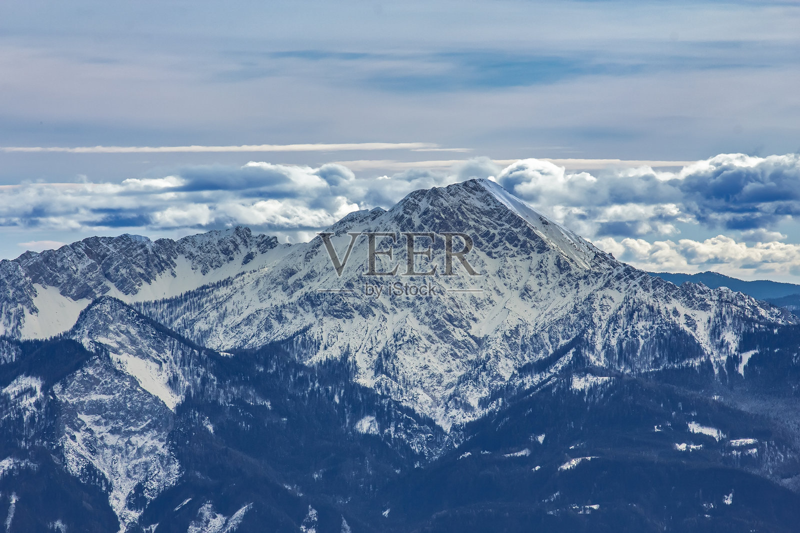 蓝天下的雪山峰照片摄影图片