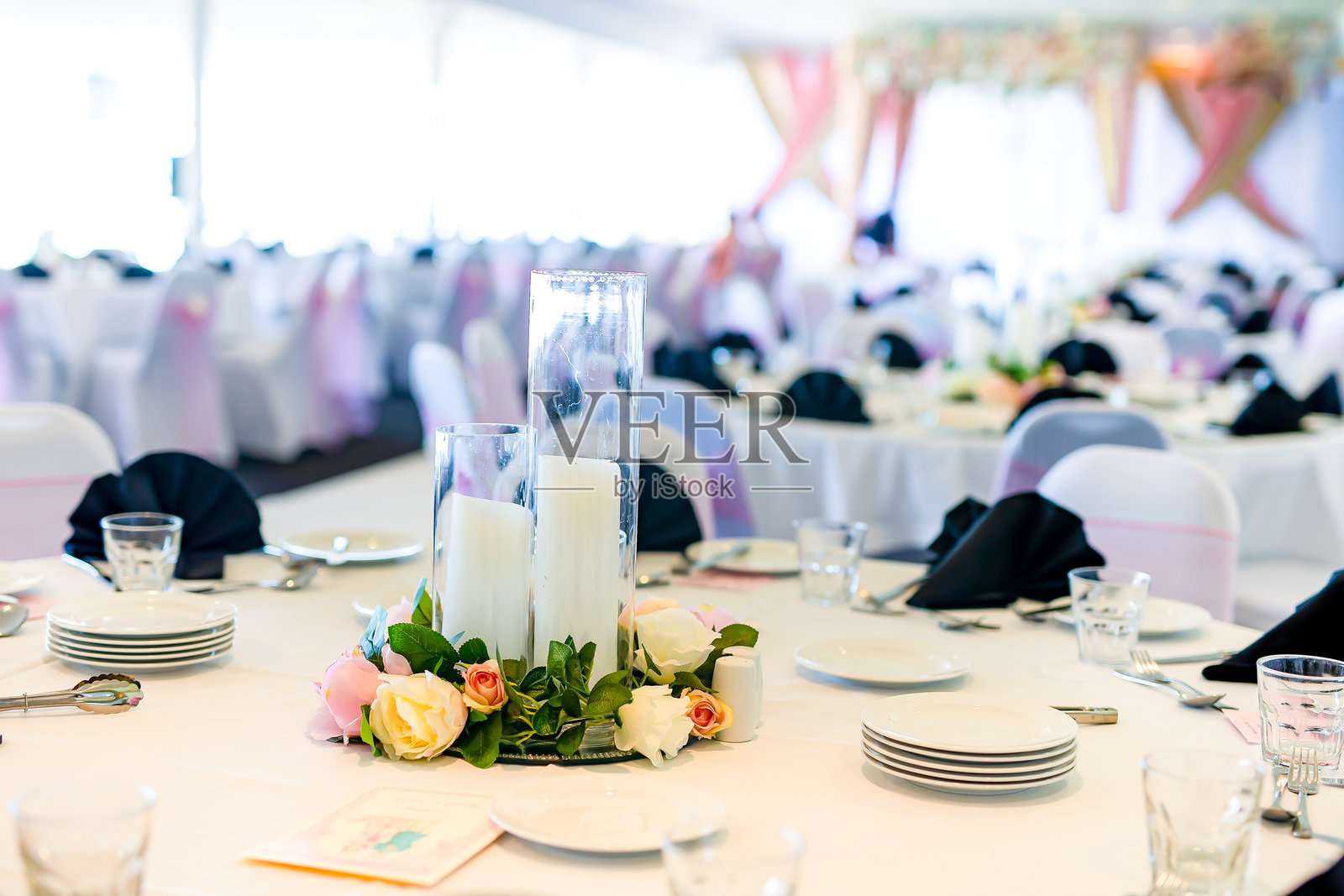 婚礼接待餐厅内部，桌子、酒杯、盘子和餐具照片摄影图片