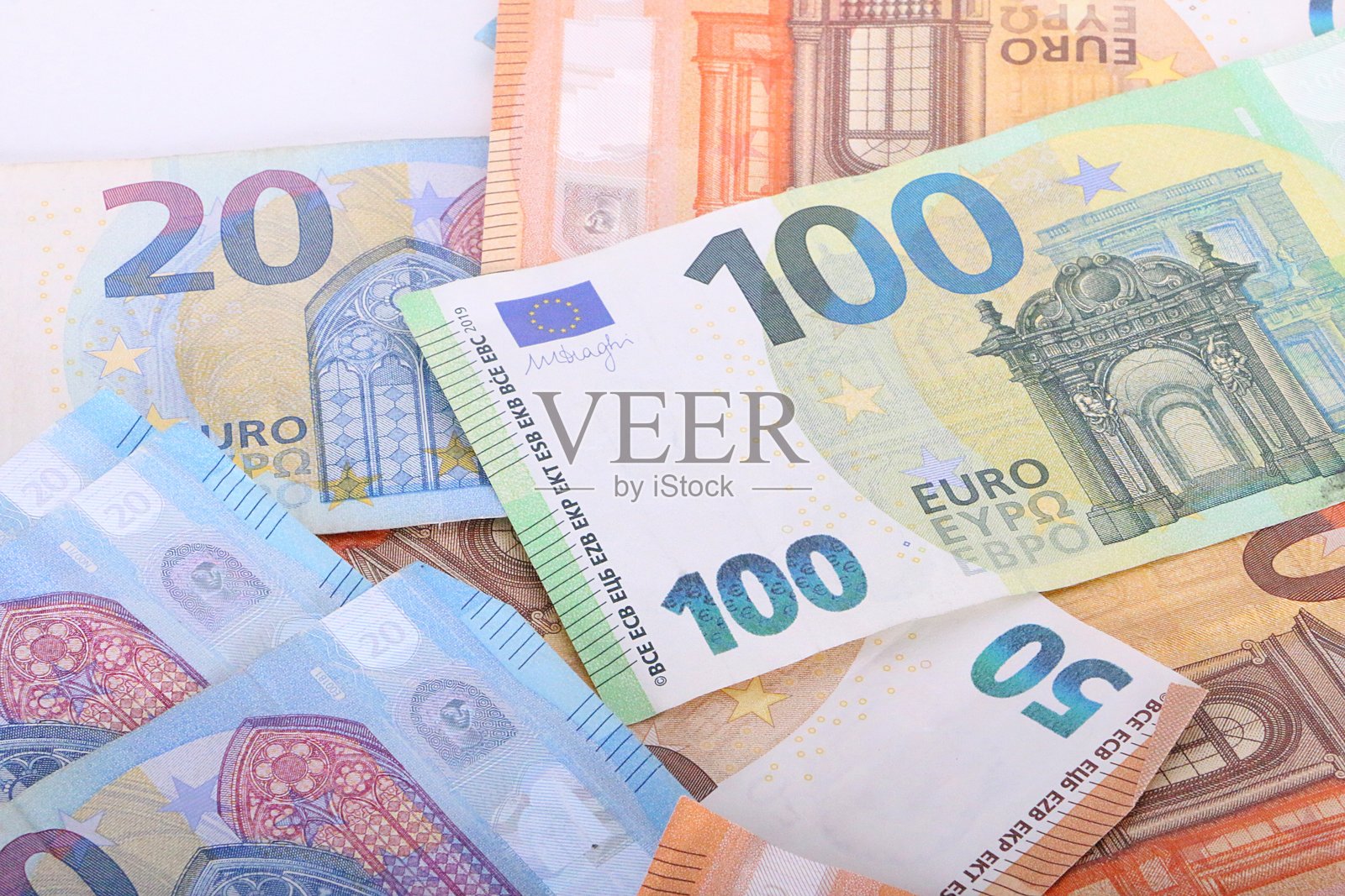 一堆色彩斑斓、各式各样的欧元纸币在工作室中的特写镜头照片摄影图片