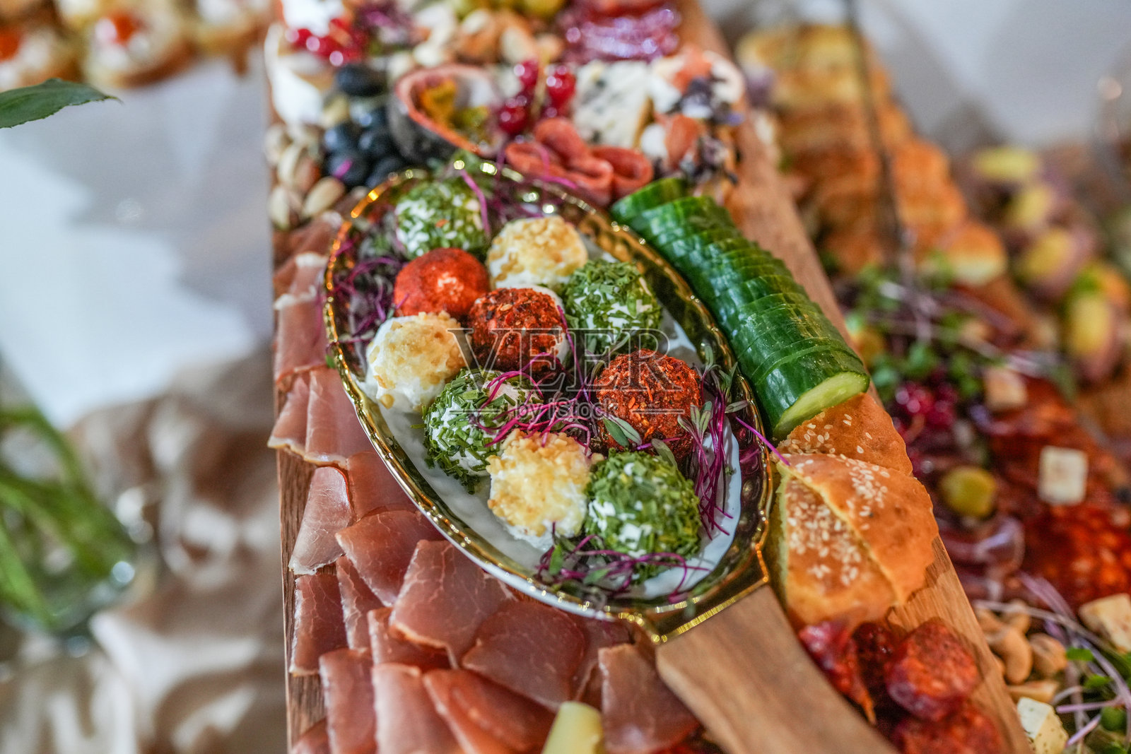 餐厅自助餐桌上的奶酪拼盘照片摄影图片