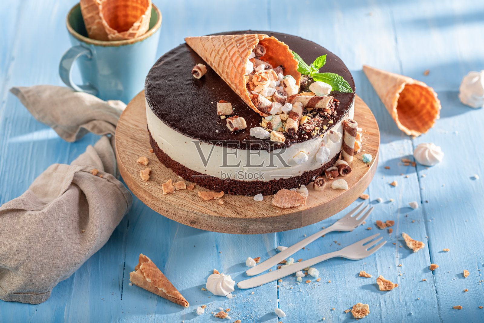 甜美的饼干蛋糕，上面覆盖着巧克力糖霜和奶油。照片摄影图片