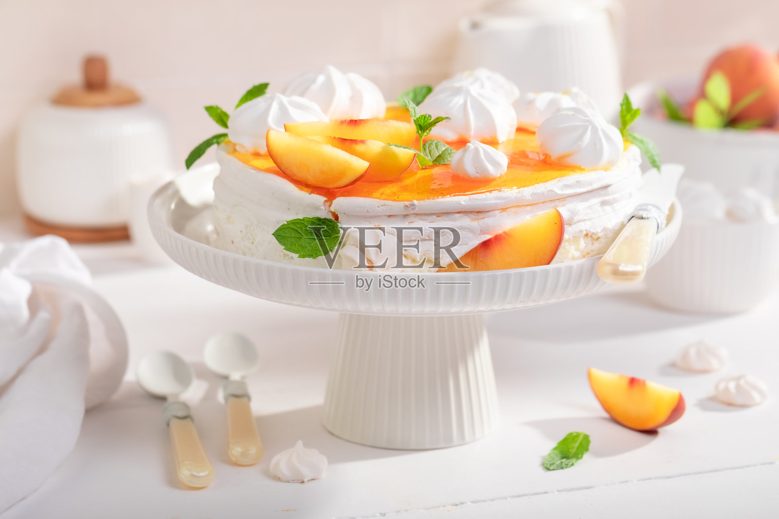 美味的桃子蛋白霜春季清新蛋糕。照片摄影图片