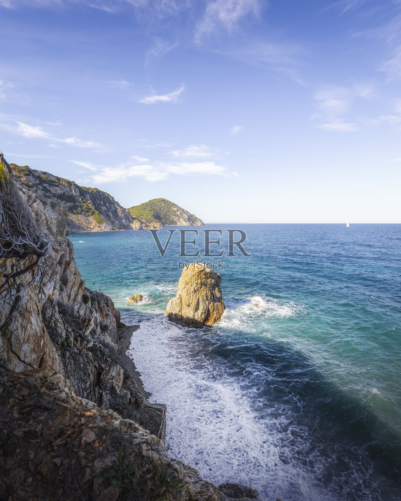 桑索内海滩的海中岩石。意大利托斯卡纳，厄尔巴岛。照片摄影图片