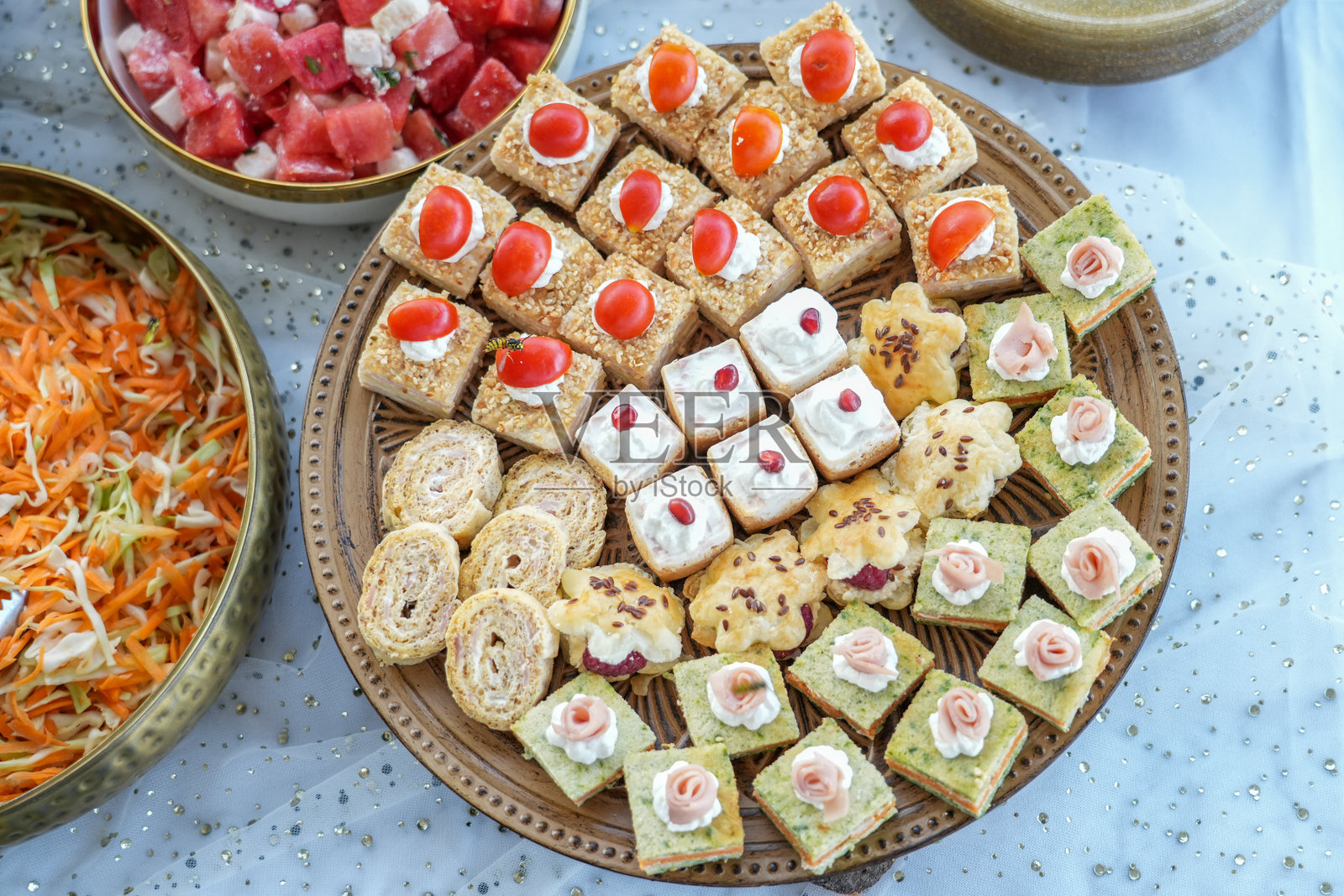 自助餐桌上的小指头咬痕照片摄影图片