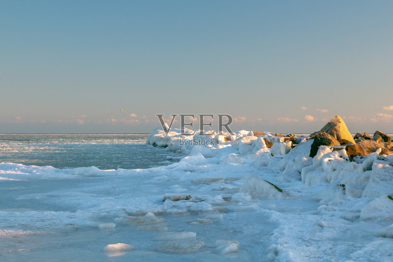 冰封的海崖。冬季海洋的美丽。照片摄影图片