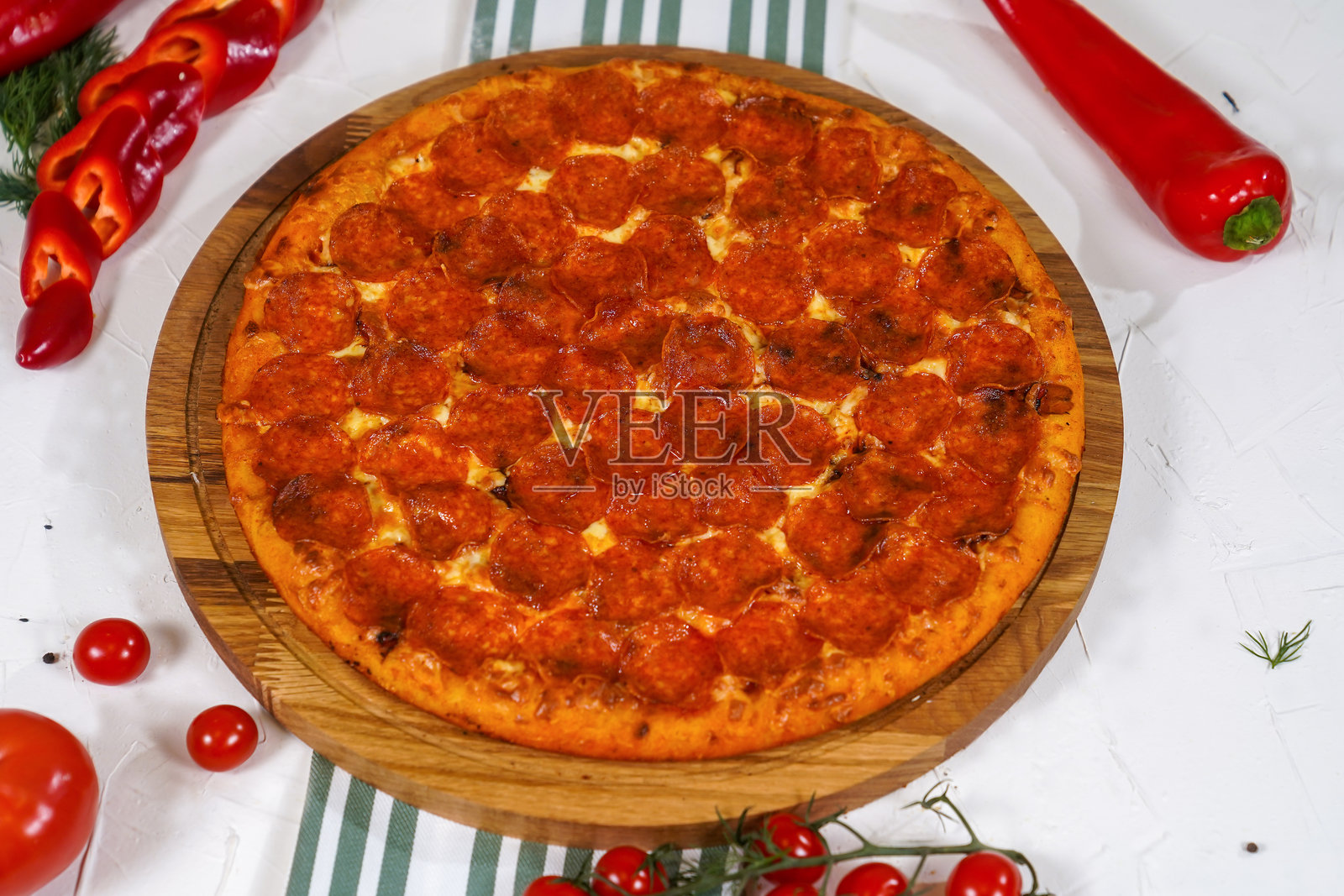 辣味香肠披萨，配有蘑菇和白酱辣椒奶酪照片摄影图片