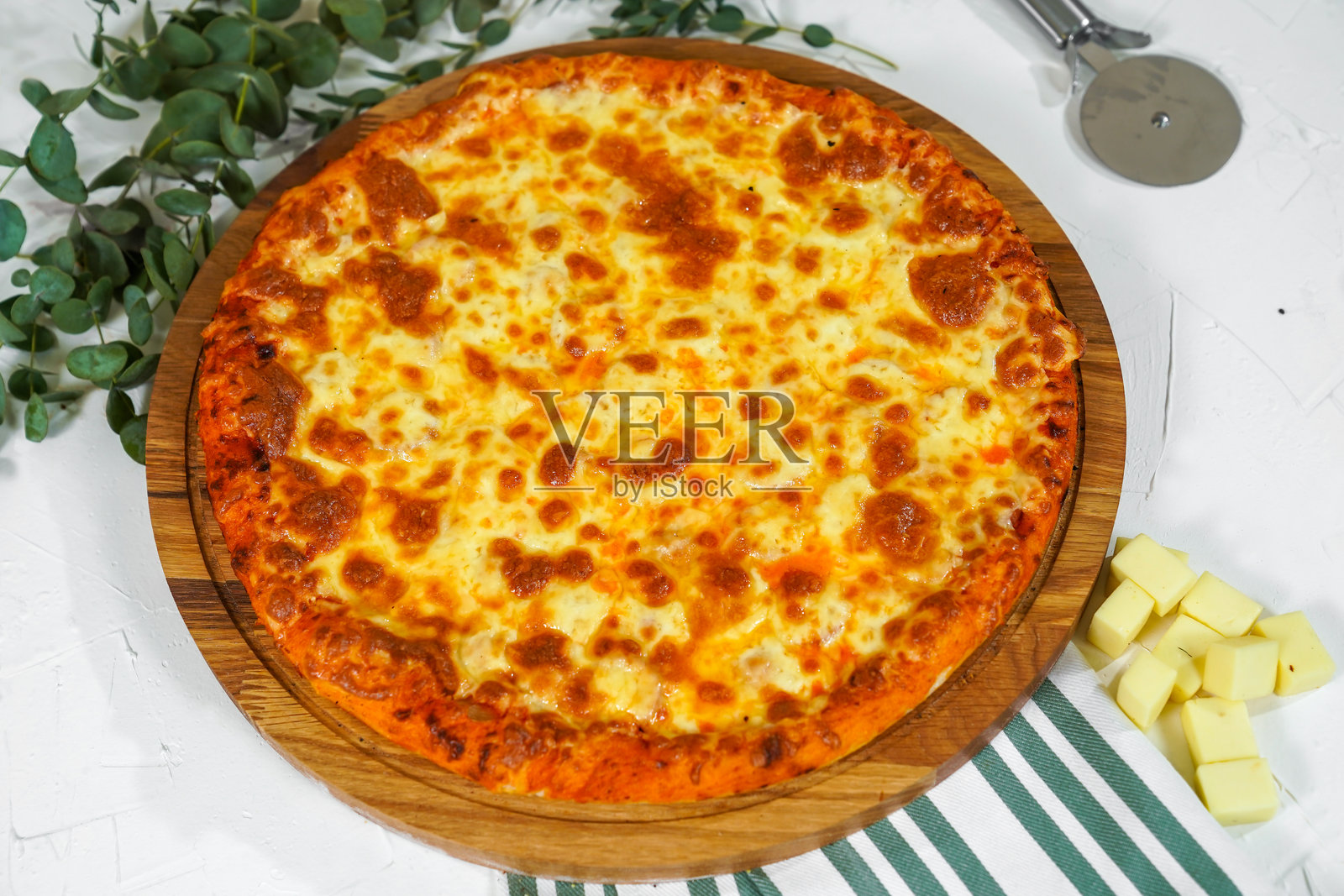 蘑菇白酱奶酪披萨，配有番茄、红椒和奶酪照片摄影图片