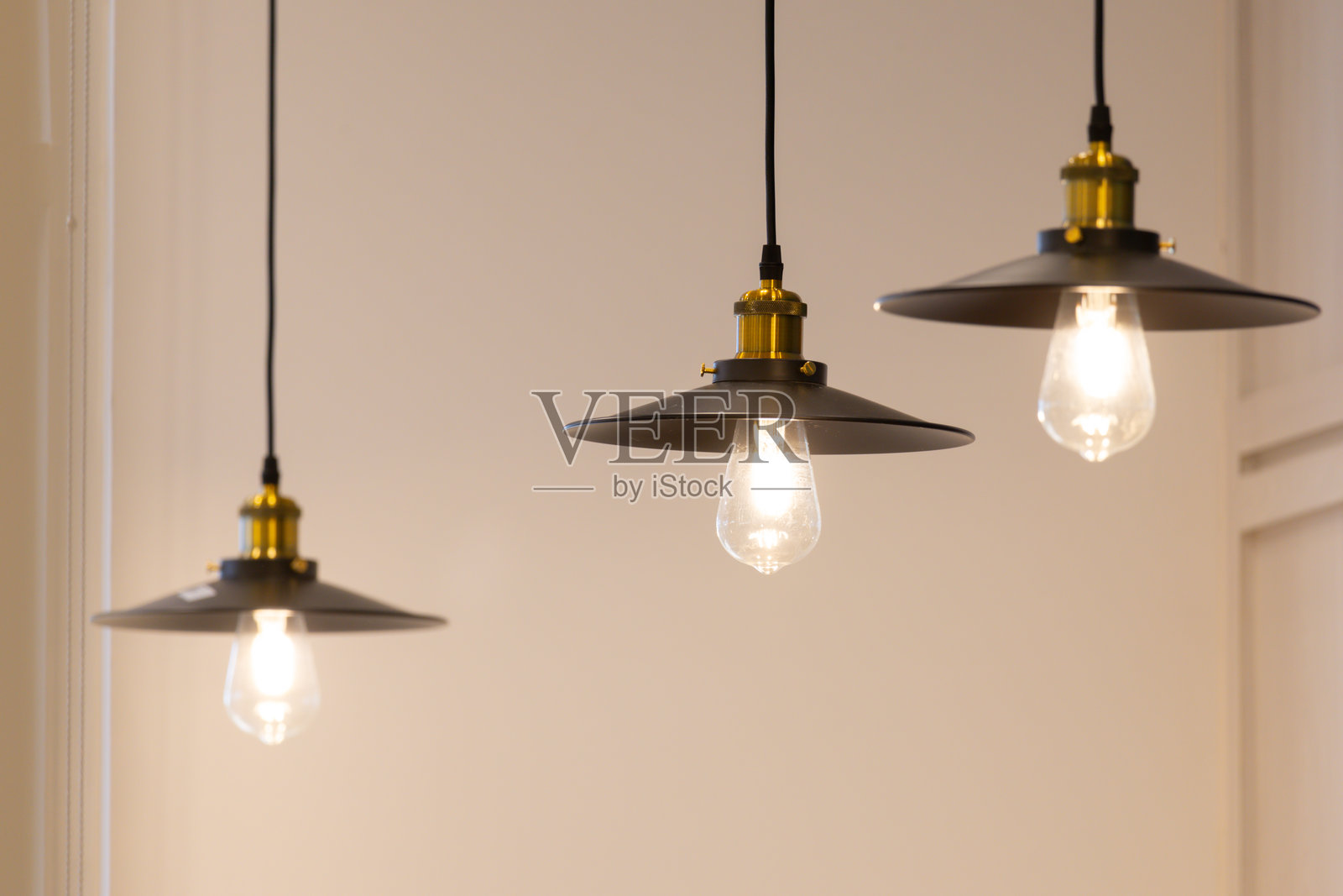 三个悬挂在天花板上的灯笼照片摄影图片