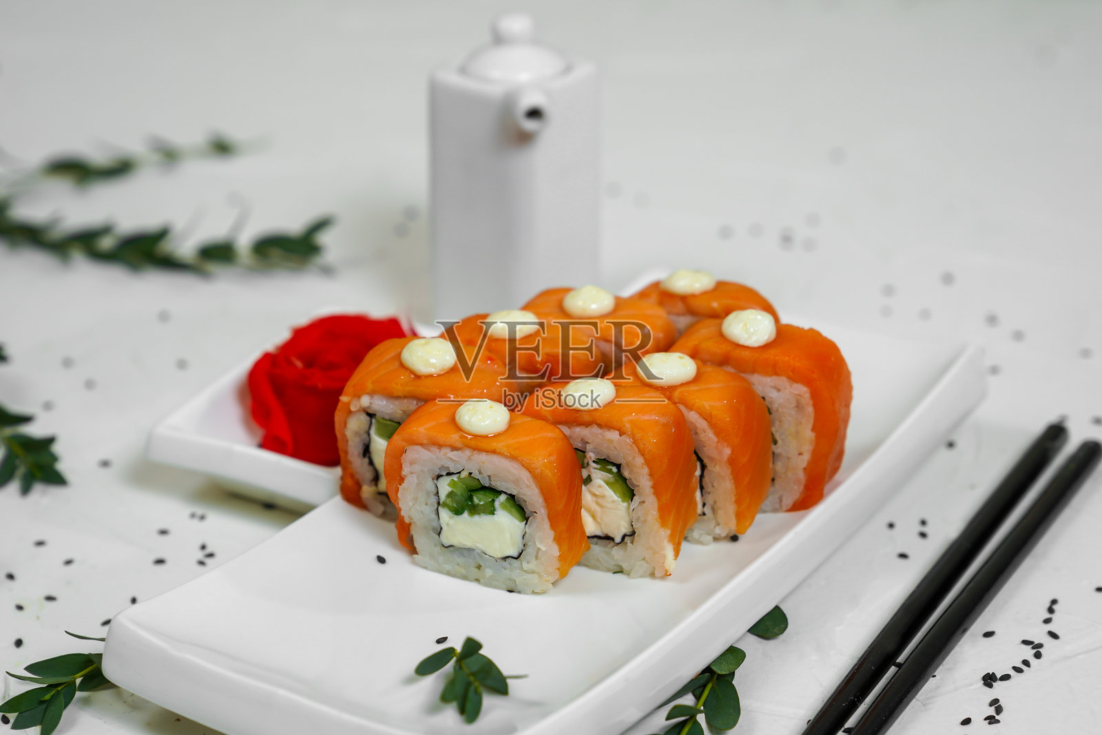 寿司卷 红鱼 芝加哥酱 酱油 芥末 姜照片摄影图片