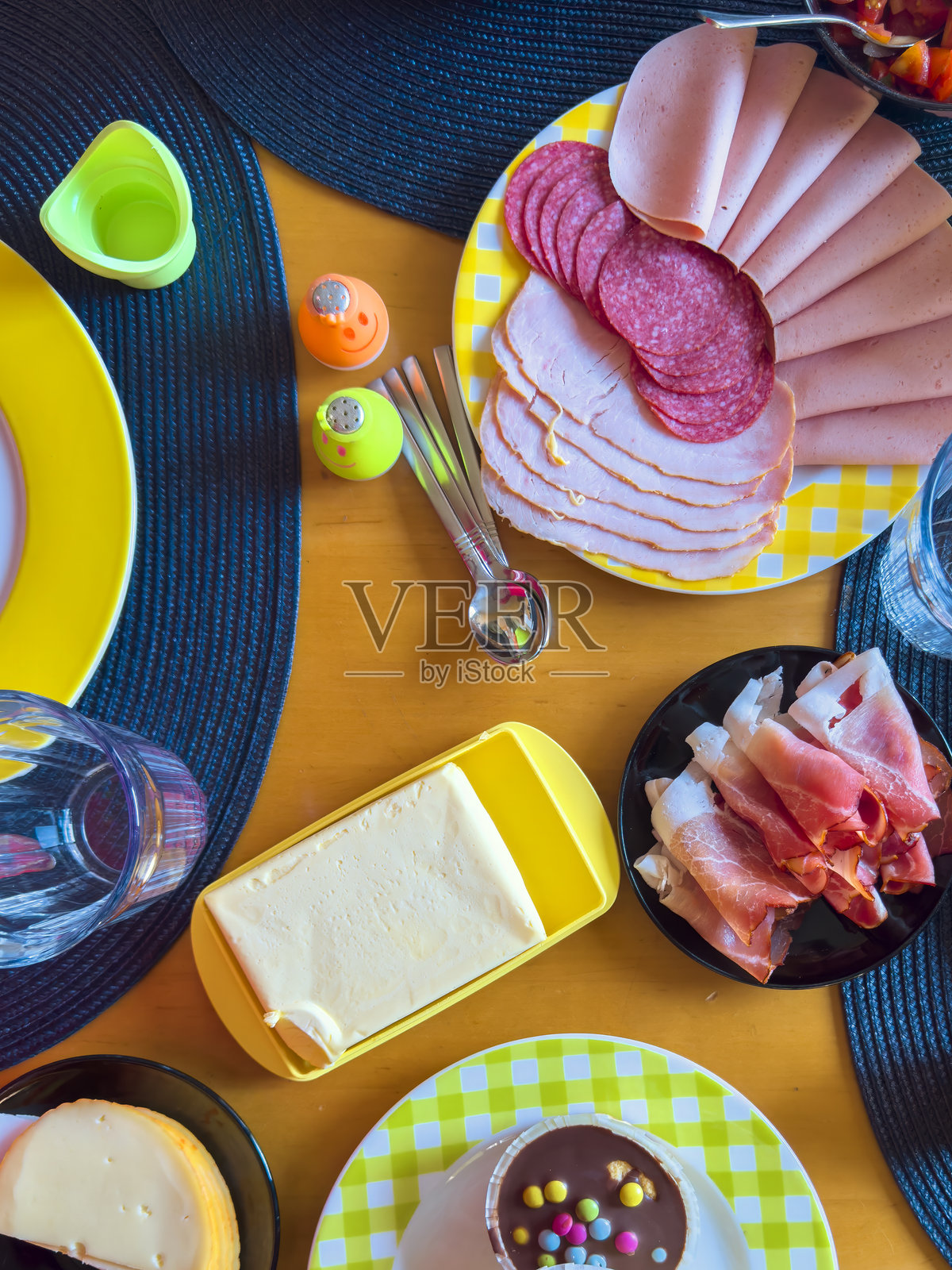 真实的早餐桌，上面摆放着各种食物。照片摄影图片