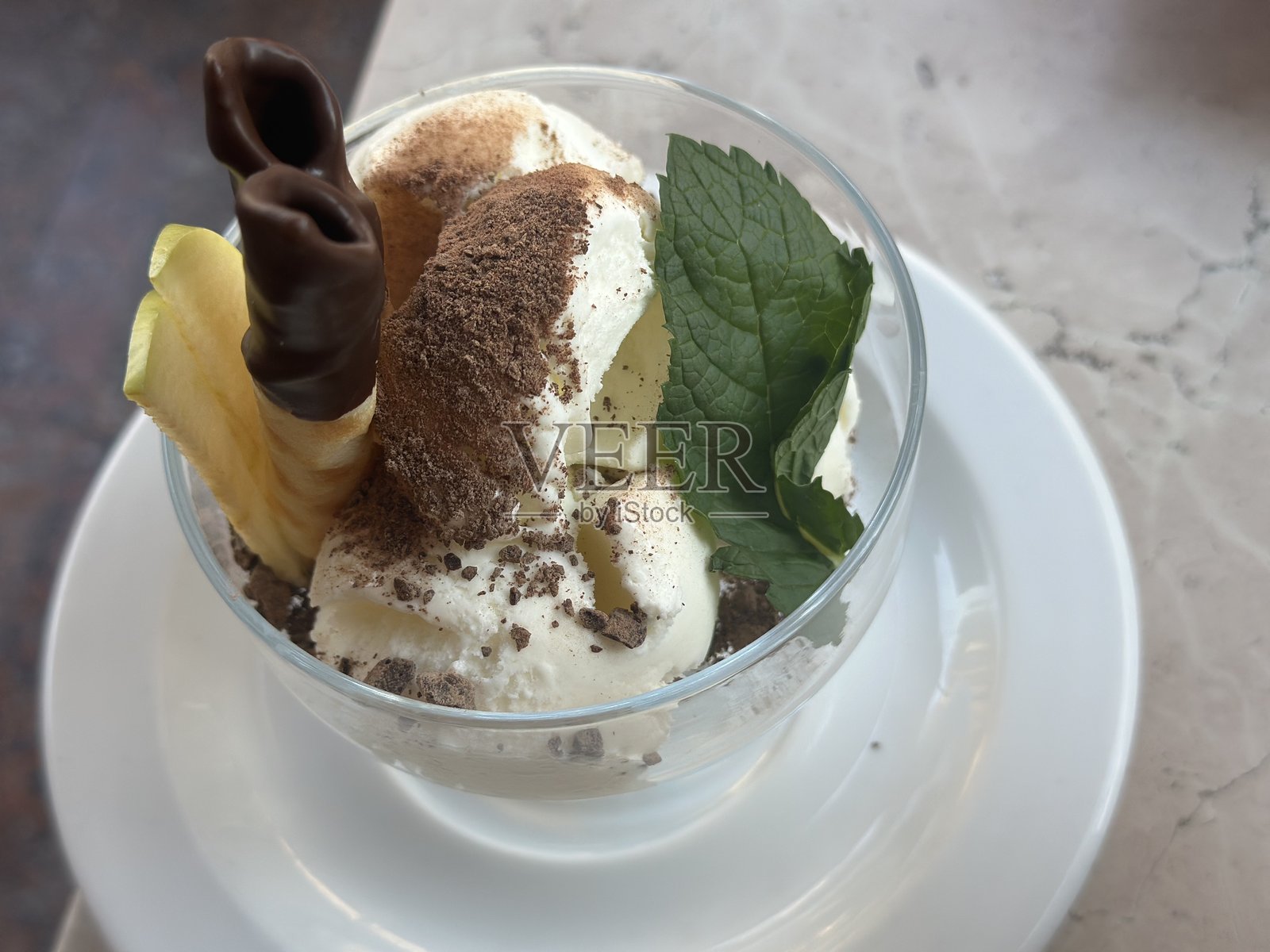 美味的甜点，搭配冰淇淋和巧克力，盛放在精美的冰淇淋碗中，美味的食物照片摄影图片