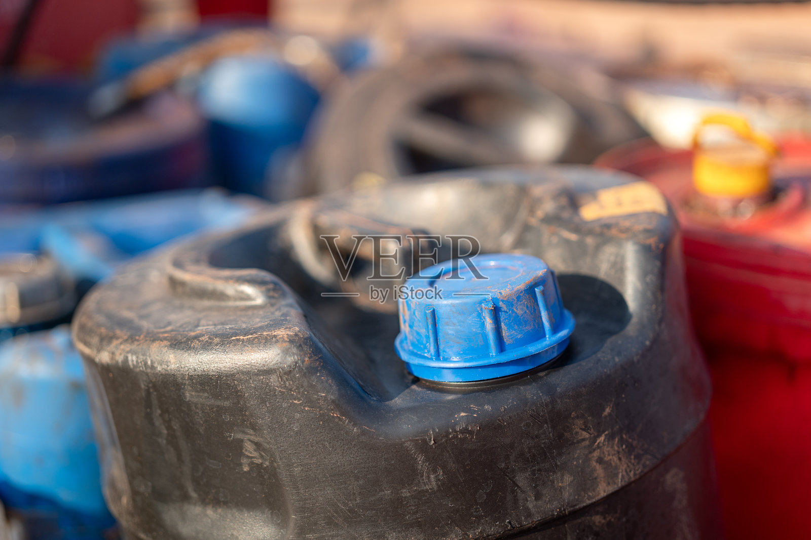 废弃的发动机油或液压马达油加仑。照片摄影图片