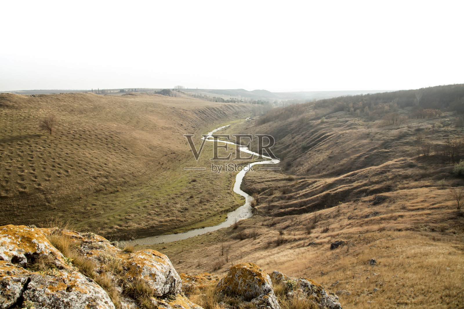 草原上的小河和丘陵照片摄影图片