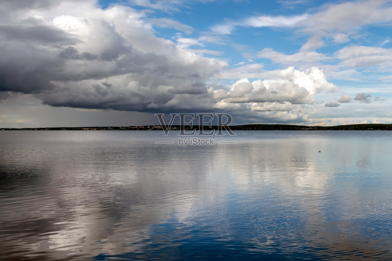 在叶卡捷琳堡的沙尔塔什森林公园的沙尔塔什湖上一个夏日的日子。照片摄影图片