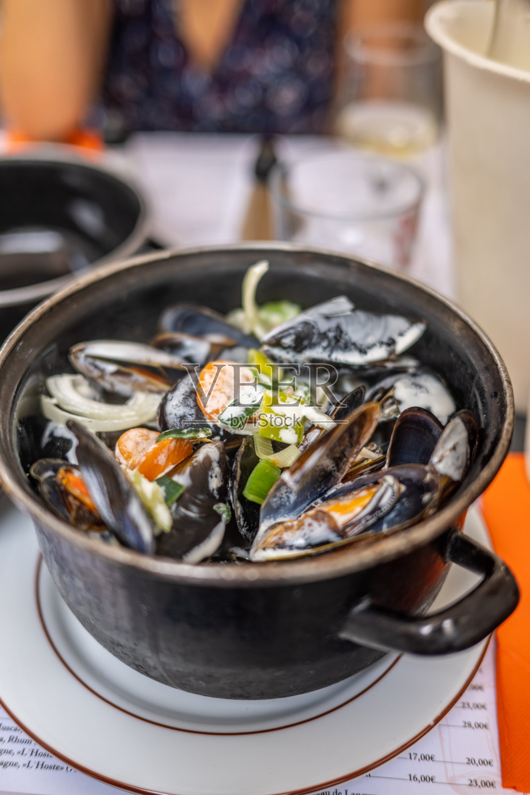 法国奥克西塔尼大区蒙彼利埃的一家餐厅里的奶油贻贝照片摄影图片