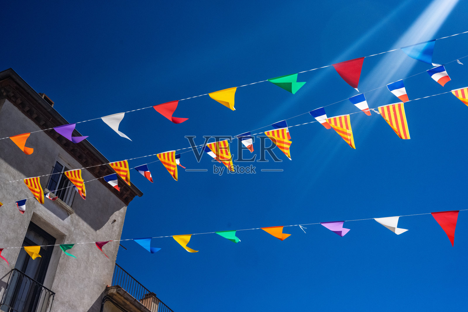 五彩斑斓的旗帜装饰着法国朗格多克-鲁西永的普拉德斯天空照片摄影图片