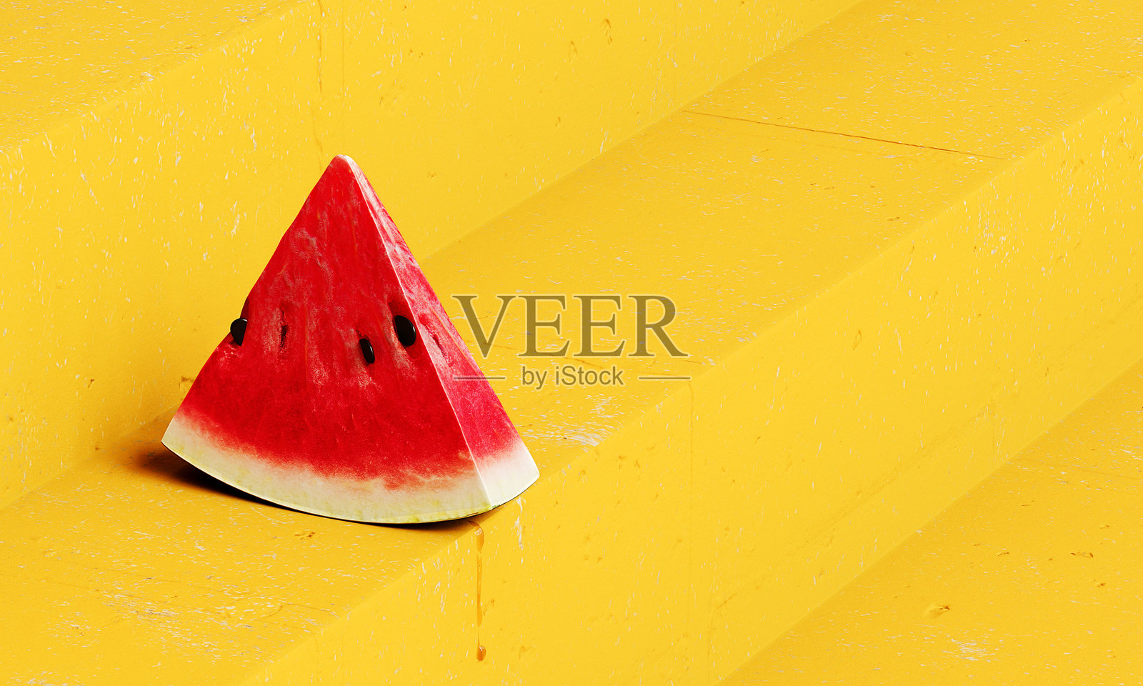 一块新鲜成熟的西瓜放在鲜艳的黄色混凝土楼梯上。夏季概念背景，留有空白空间。照片摄影图片