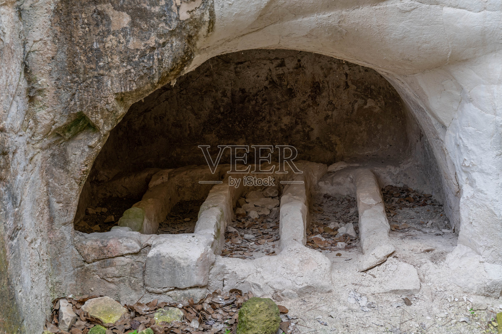 这些石雕床承载着生与死的故事。照片摄影图片