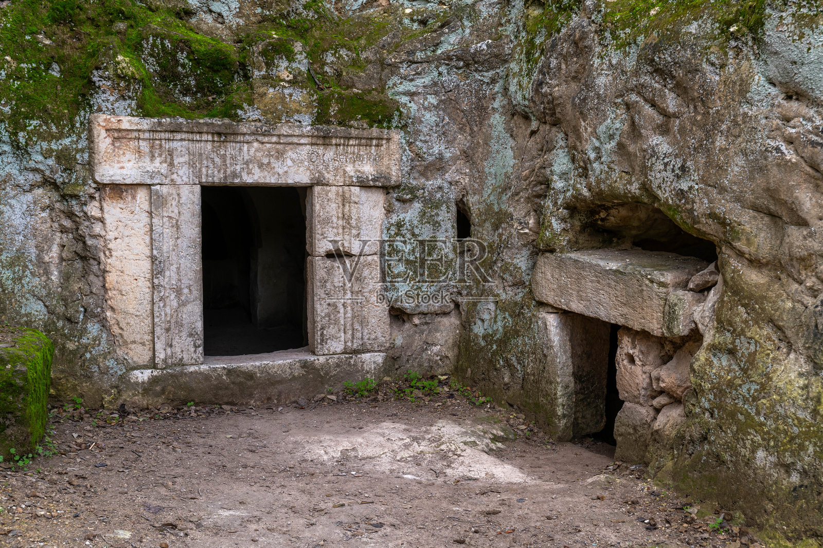 这座古墓粗糙的石工艺营造出一种历史感和神秘感。照片摄影图片