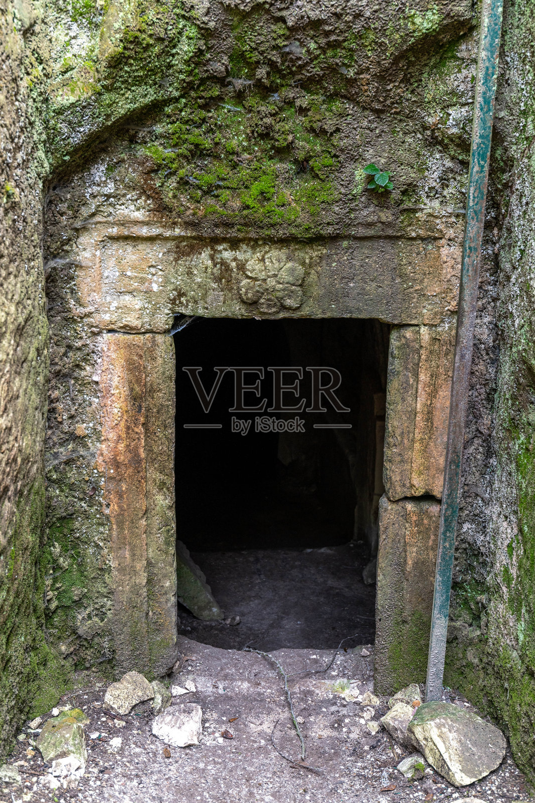遗忘灵魂的低语在这古老的石门中回荡。照片摄影图片