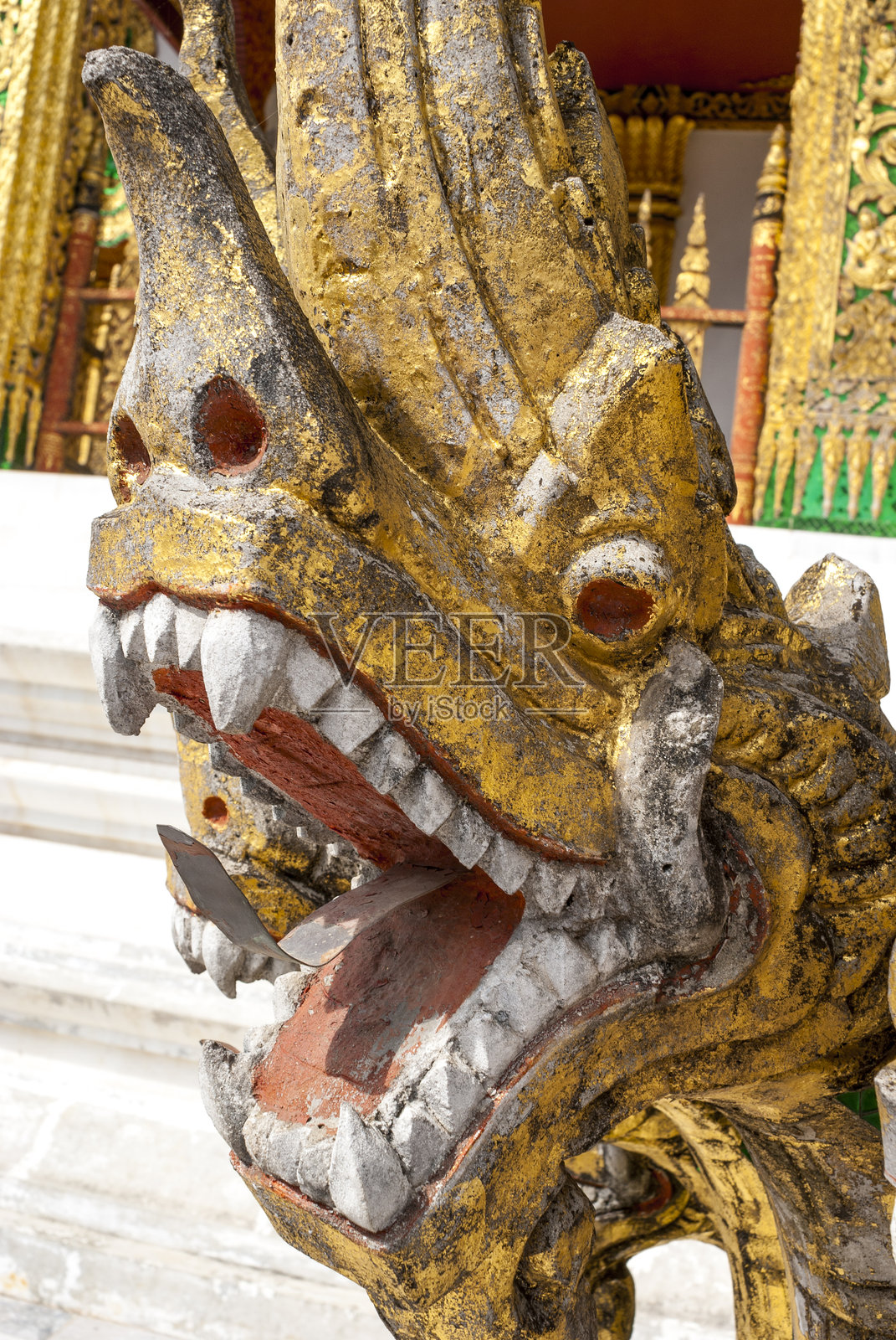 琅勃拉邦的黄金佛教寺庙霍帕邦前的金色那伽头部 - 老挝，亚洲照片摄影图片