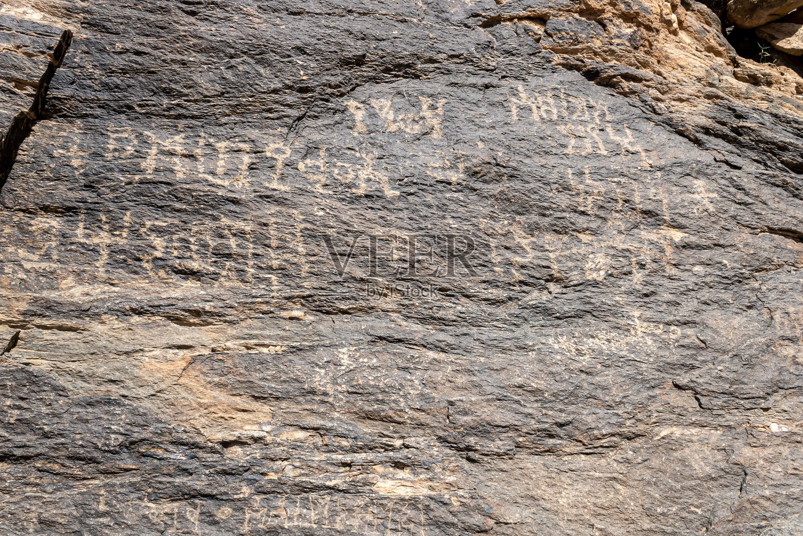 瓦迪·马西尔考古遗址的古代岩石铭文照片摄影图片