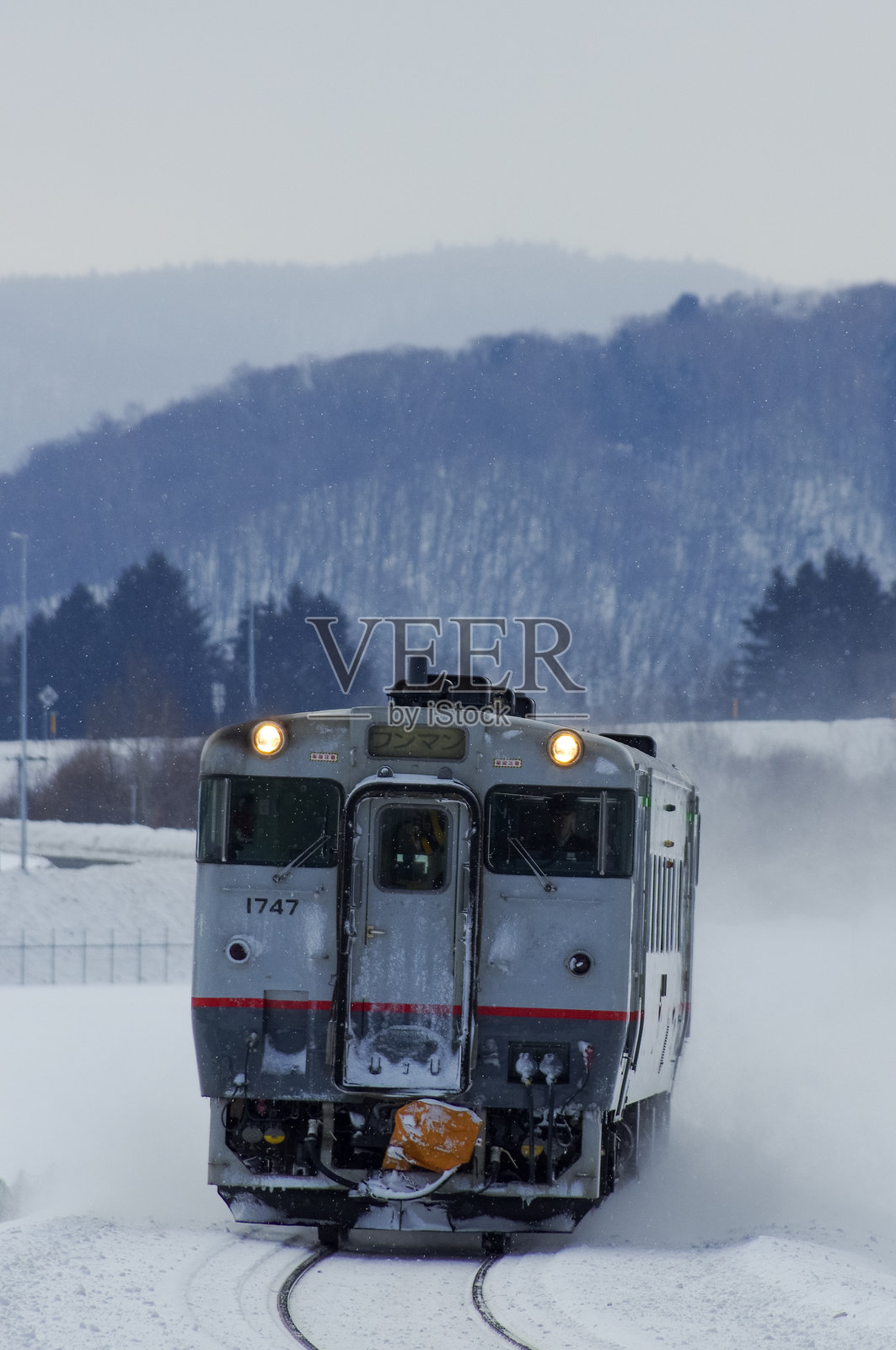 KIHA 40 地方列车在弯道上行驶照片摄影图片