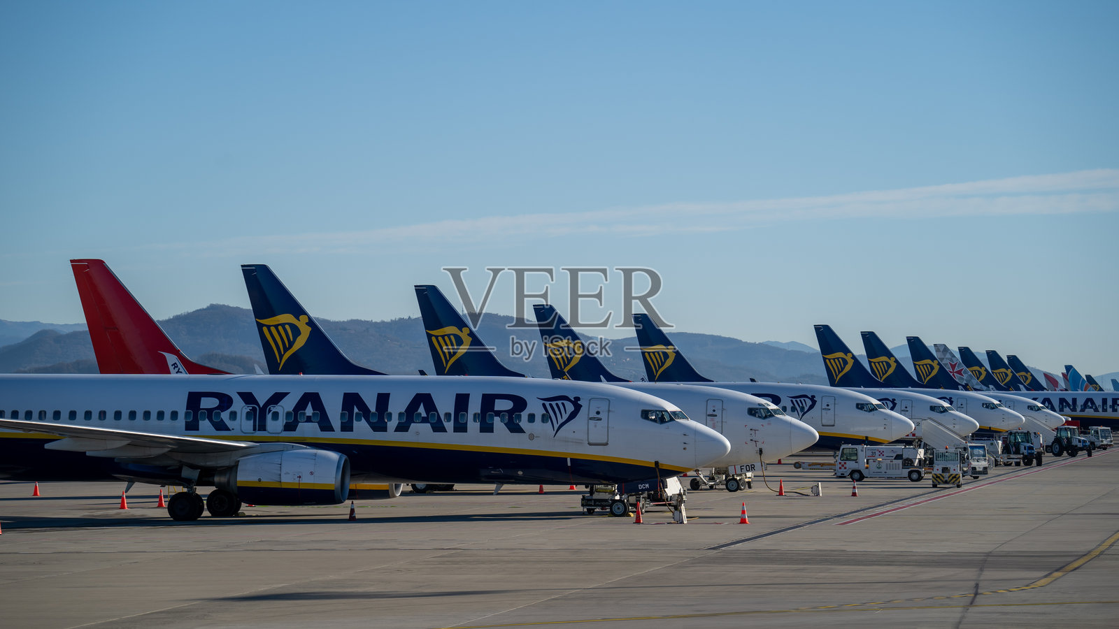 许多不同航空公司的飞机(大多数是瑞安航空)在BGY米兰贝尔加莫国际机场。机场的空中交通非常繁忙。照片摄影图片