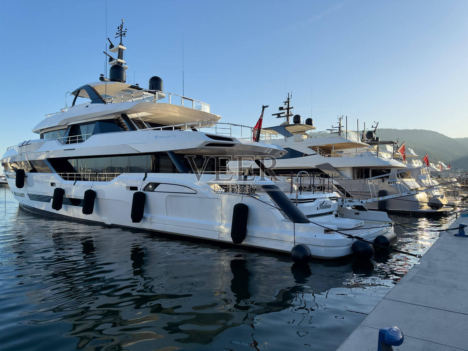 豪华游艇停靠在意大利拉斯佩齐亚的波尔图·米拉贝洛游艇俱乐部岸边照片摄影图片