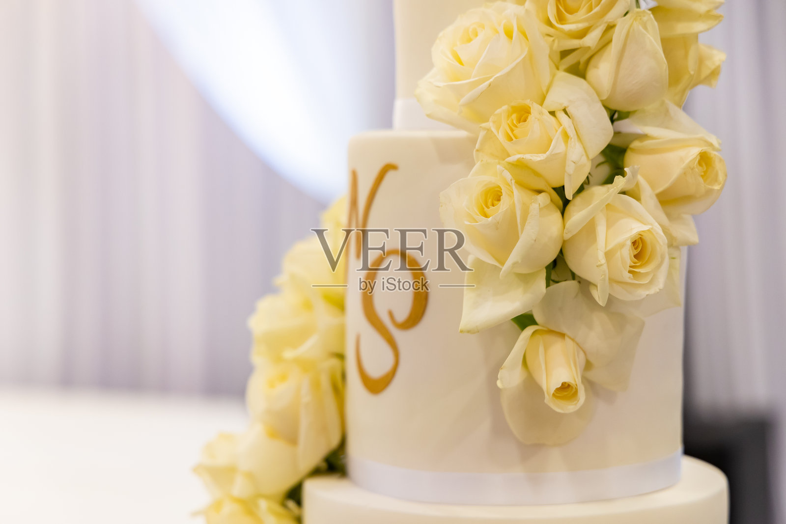 美丽的奶油白色婚礼蛋糕装饰着花朵照片摄影图片